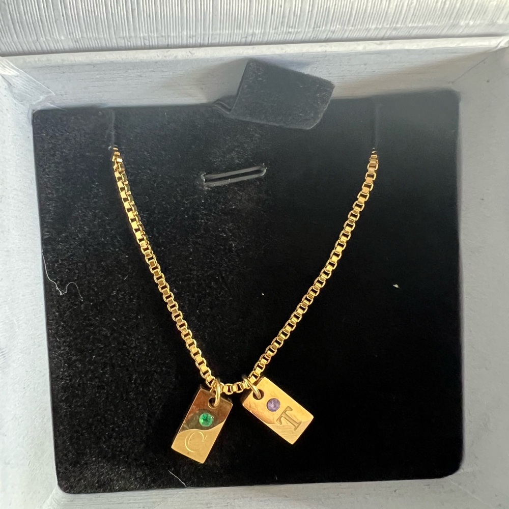 Elegant Gold Necklace with Gemstone Accents
